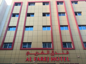 Rakennuksessa on kyltti, jossa lukee arabiaksi ja englanniksi: ”AL FAREJ HOTEL”.
