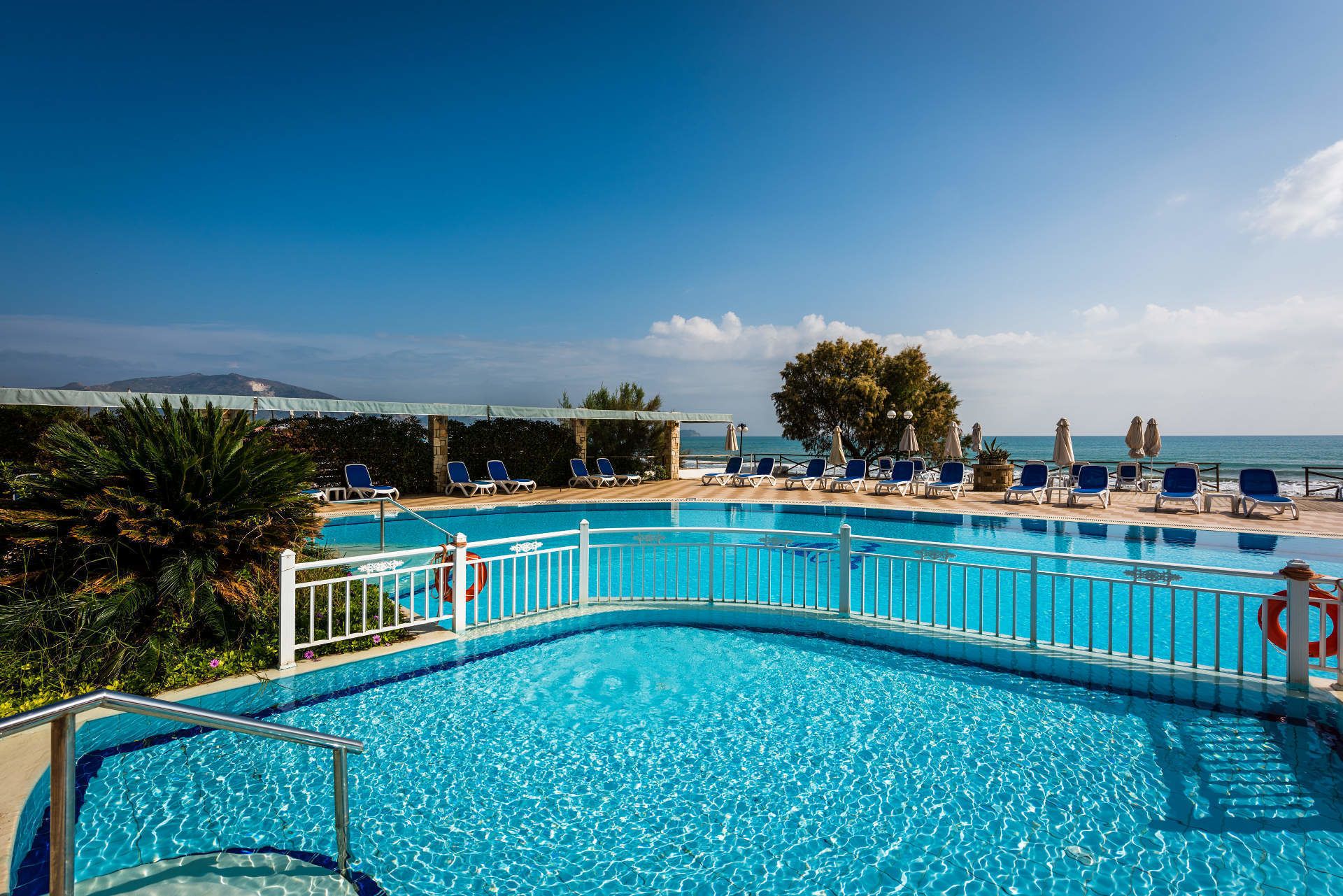 Piscina interna, piscina externa sazonal