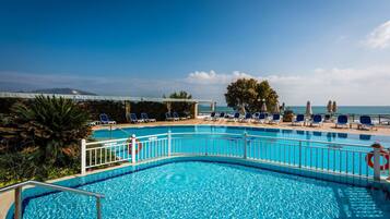 Piscina interna, piscina externa sazonal