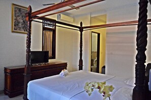 In-room safe, desk, rollaway beds, free WiFi - Yulia 2 Homestay Sanur Guesthouse (Denpasar)