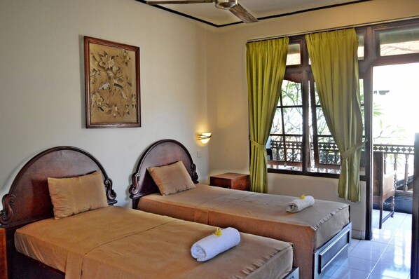 In-room safe, desk, rollaway beds, free WiFi - Yulia 2 Homestay Sanur Guesthouse (Denpasar)