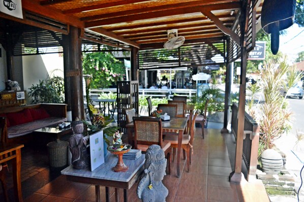 Breakfast, lunch, dinner served; Asian cuisine, garden views - Yulia 2 Homestay Sanur Guesthouse (Denpasar)