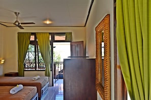 In-room safe, desk, rollaway beds, free WiFi - Yulia 2 Homestay Sanur Guesthouse (Denpasar)