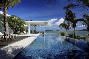 Outdoor pool, pool umbrellas, sun loungers - Villa Kalipay (Pa Klok)