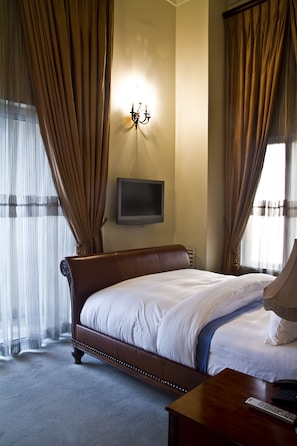 Premium bedding, in-room safe, desk, blackout drapes