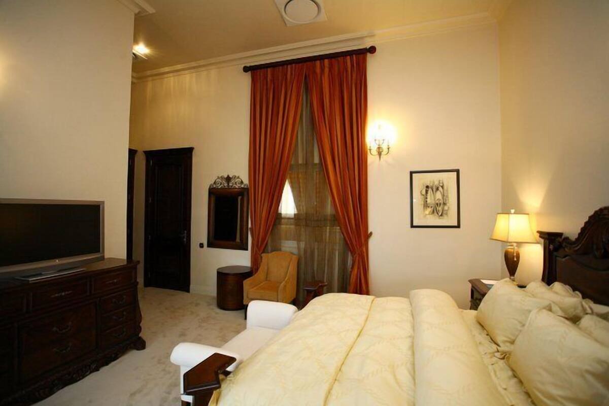 Premium bedding, in-room safe, desk, blackout drapes