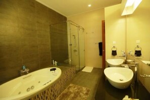 Master Suite | Bathroom | Jetted tub, free toiletries, hair dryer, towels