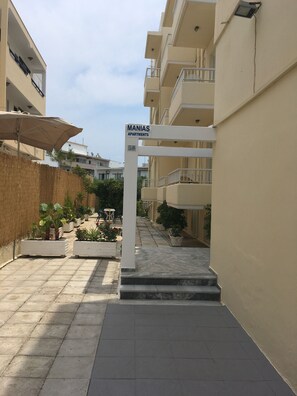 Property entrance - Manias Apartments (Kos)