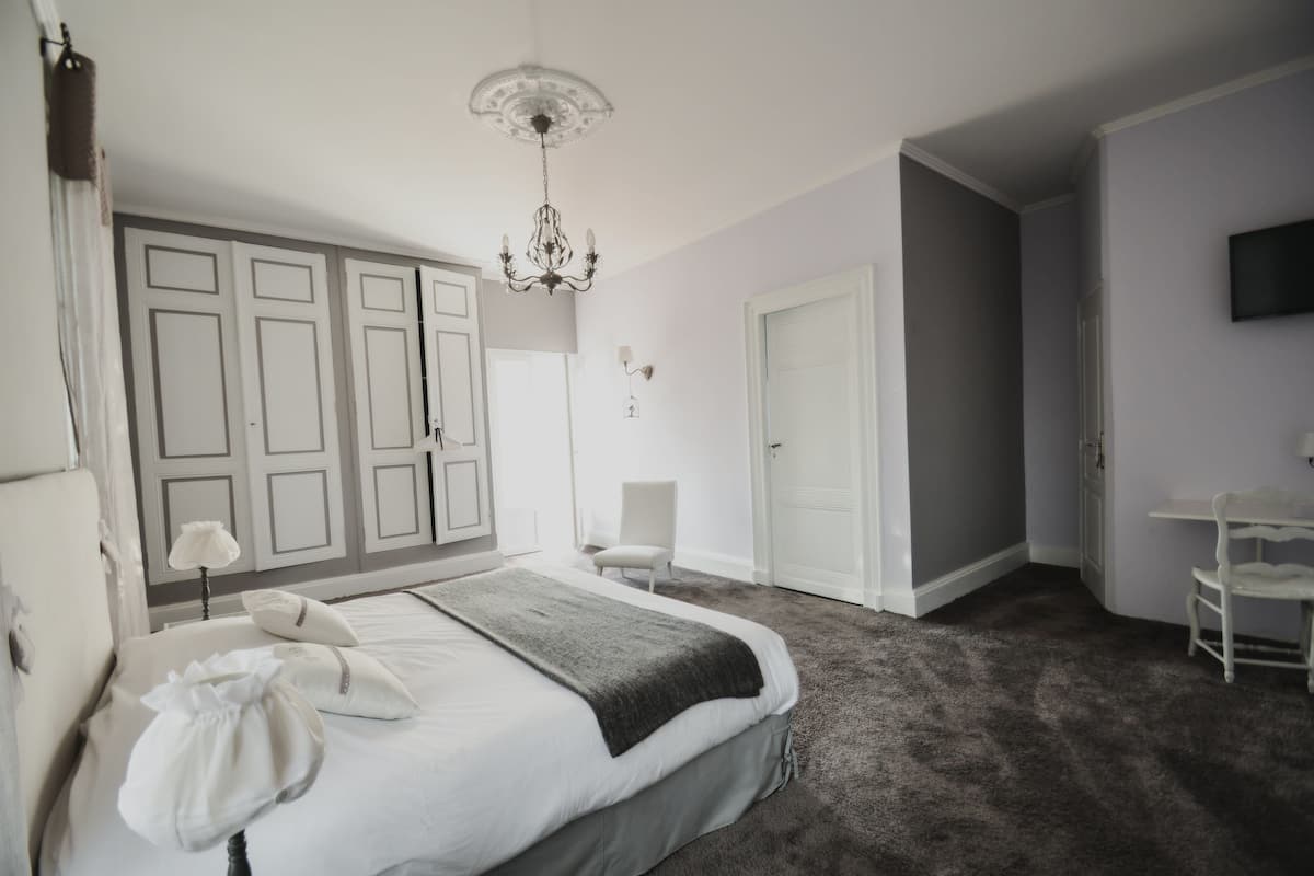 Comfort Suite | 1 bedroom, premium bedding, desk, free cribs/infant beds