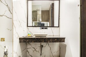 Premium Room, Non Smoking | Bathroom | Shower, towels