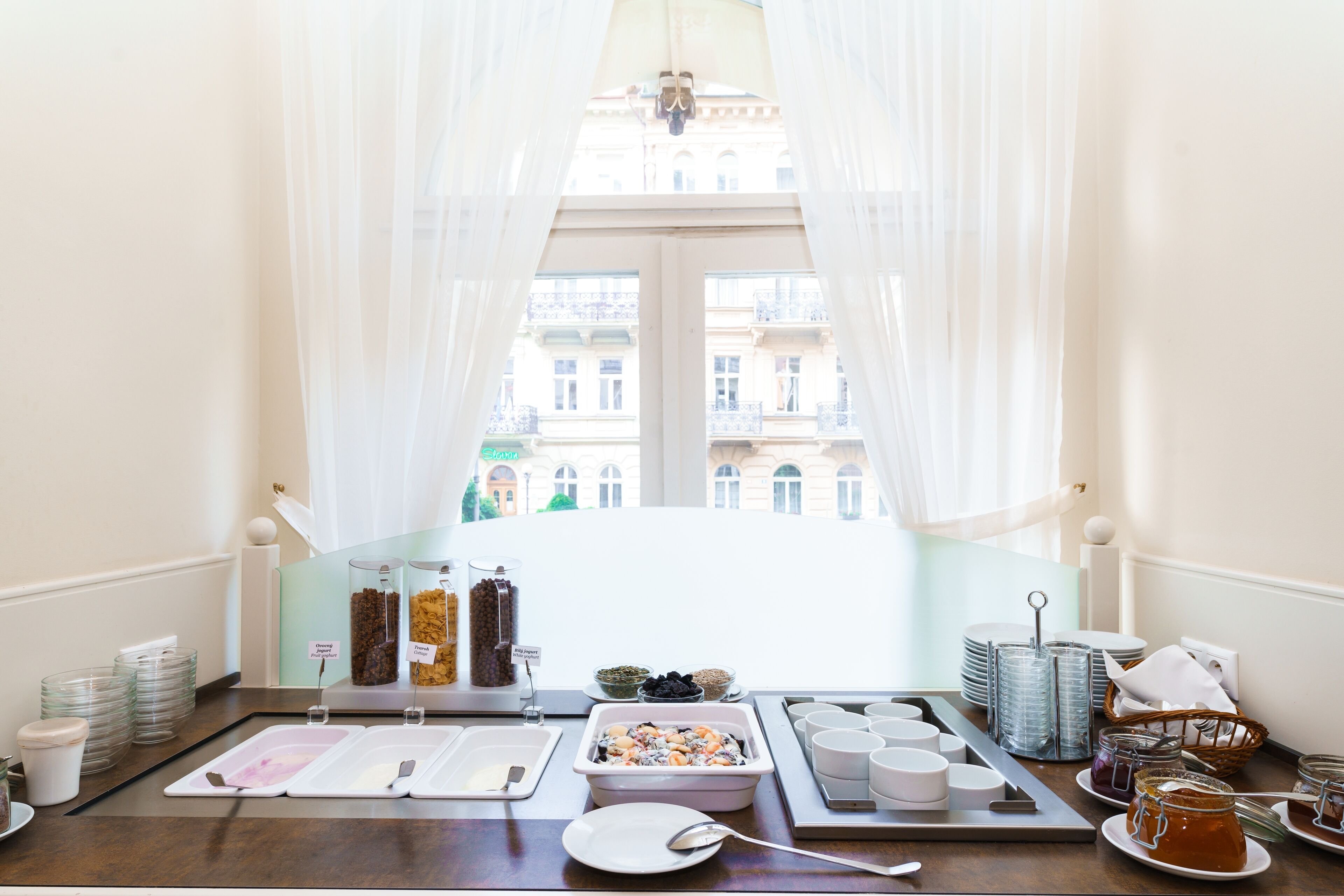Café da manhã com buffet grátis todos os dias