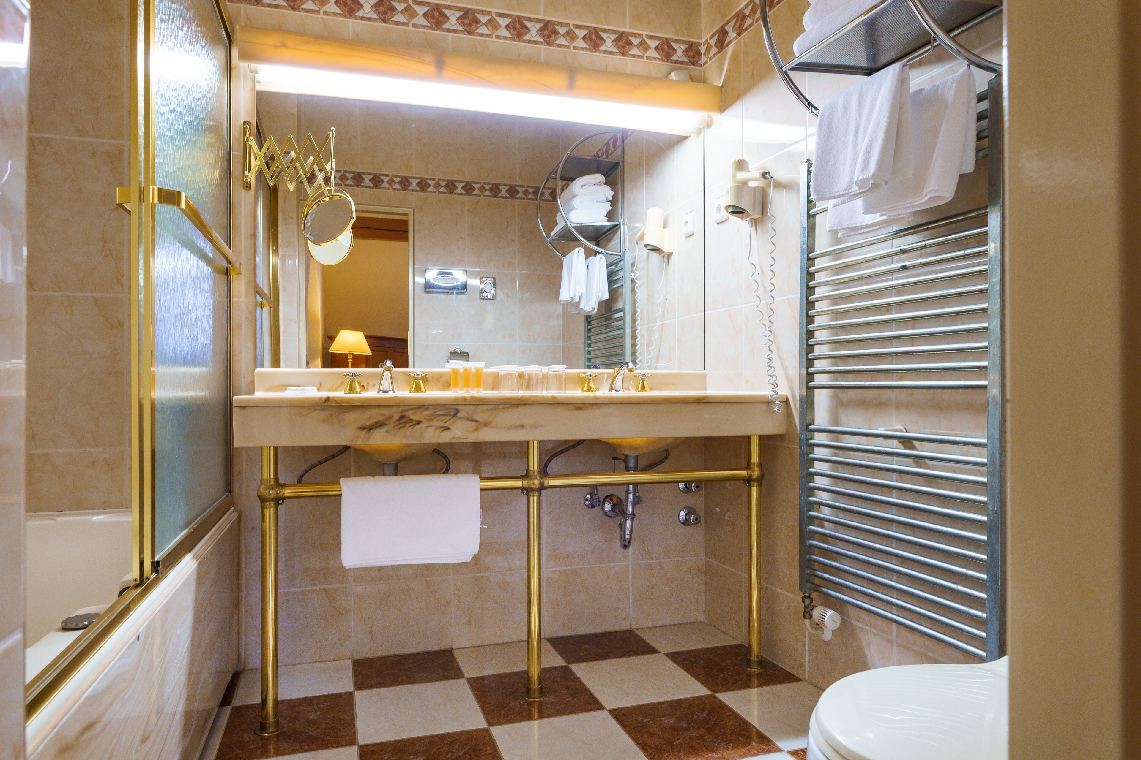 triple room | bathroom | free toiletries, hair dryer, towels, soap