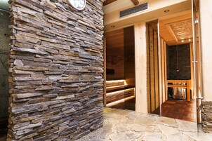 Salas de tratamiento para parejas, un sauna, una bañera de hidromasaje