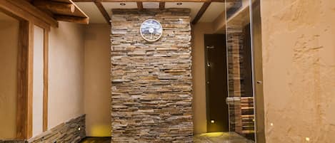 Couples treatment room(s), sauna, hot tub, steam room