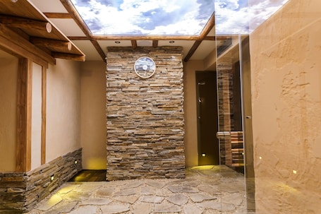 Salas de tratamiento para parejas, un sauna, una bañera de hidromasaje