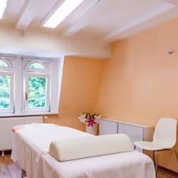Salas de tratamiento para parejas, un sauna, una bañera de hidromasaje