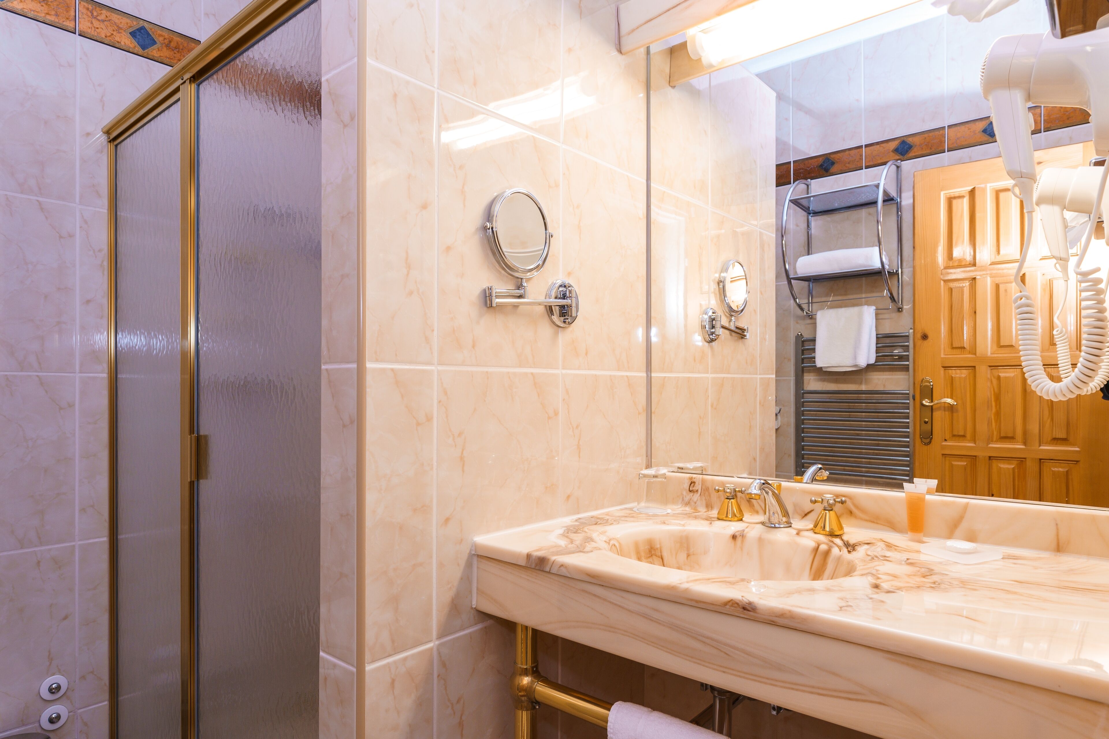 standard single room | bathroom | free toiletries, hair dryer, towels, soap