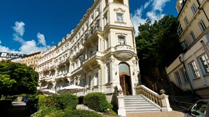 A historic building with ornate architecture, a grand staircase, and a prominent entrance. - Hotel Anglický Dvůr (Karlovy Vary)
