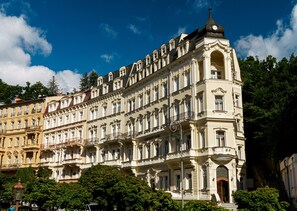 A historic building with ornate architecture, multiple balconies, and a prominent clock tower. - Hotel Anglický Dvůr (Karlovy Vary)