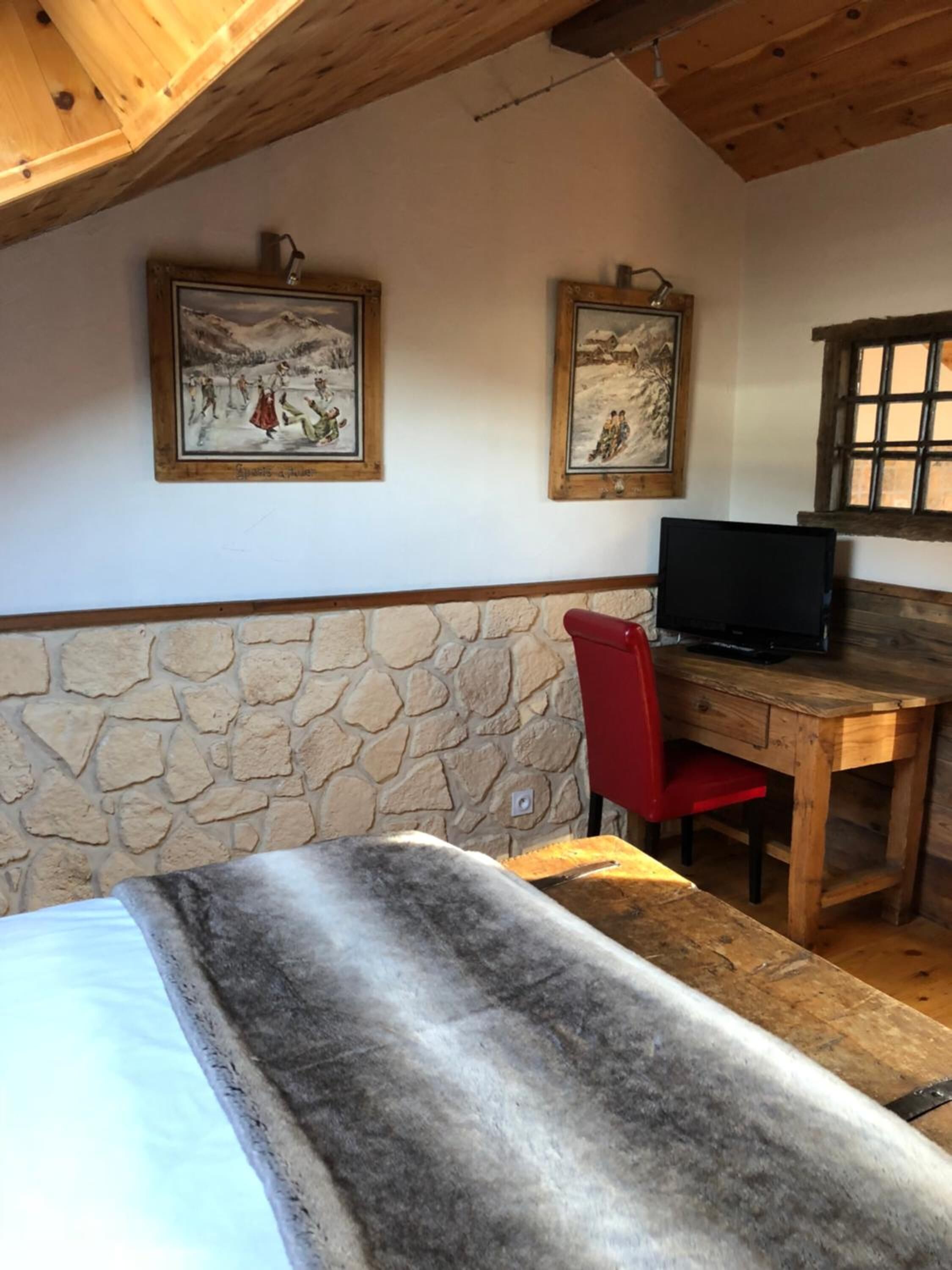 1 bedroom, desk, soundproofing, free wifi