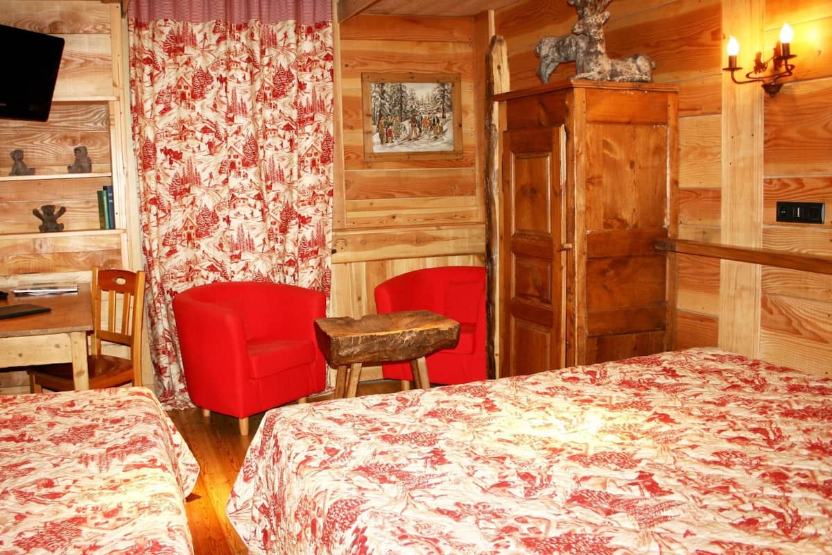 Desk, soundproofing, free WiFi, bed sheets