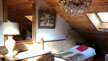 Desk, soundproofing, free WiFi, bed sheets