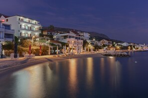 Fachada da propriedade à noite