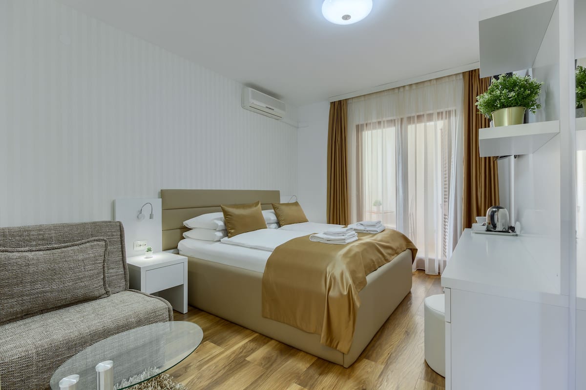 Standaard kamer, 1 twee- of 2 eenpersoonsbedden, balkon, gedeeltelijk uitzicht op zee | 1 slaapkamer, een kluis op de kamer, verduisterende gordijnen