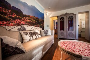 Suite, 1 chambre, balcon | Coin séjour