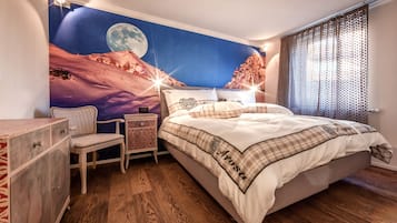 Suite, 1 habitación, balcón | Caja de seguridad en la habitación y decoración personalizada