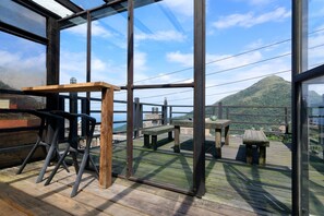 Casa en un árbol familiar, vistas al mar, junto a la montaña | Vistas del balcón