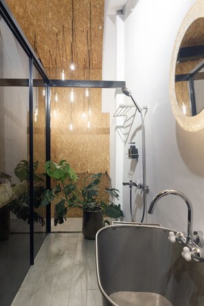 Signature studio suite, gedeeltelijk uitzicht op oceaan | Badkamer met douche