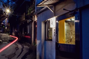 Fachada del alojamiento - Noche