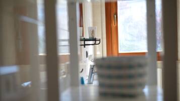 Ein Badezimmer mit einer Glasablage für Pflegeprodukte, einem Handtuchhalter und einem Fenster mit Aussicht.