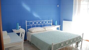 Kamar Double | Seprai premium, selimut bulu angsa, dan meja kerja