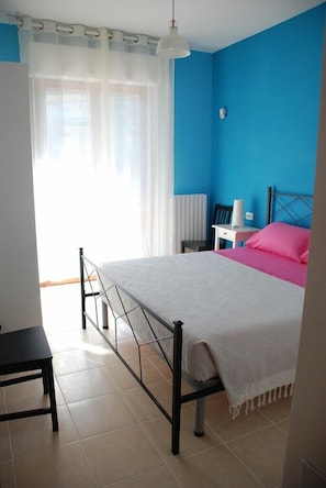 Ropa de cama de alta calidad, cubrecamas, escritorio y cunas 