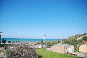 A coastal view with a clear sky, a beach, and residential buildings. - Cala Chiara B&B (Ortona)