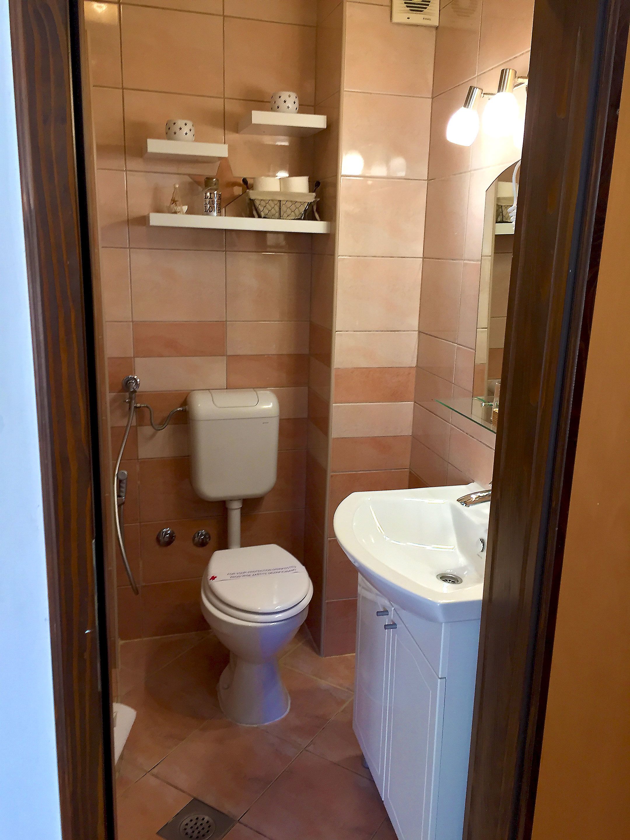 deluxe quadruple room, non smoking, private bathroom | bathroom | shower, free toiletries, hair dryer, slippers