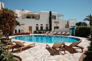 Outdoor pool, pool umbrellas, pool loungers - Proteas Hotel & Suites (Naxos)