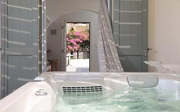 小型开间套房, 热水浴缸, 海景 | 按摩浴缸