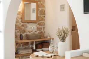 小型开间套房, 阳台 | 防过敏的被褥、客房内保险箱、办公桌、遮光窗帘