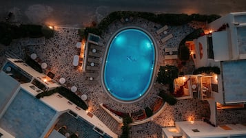 Udendørs pool, parasoller, liggestole