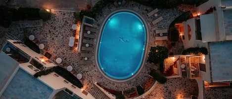 Piscine extérieure, parasols de plage, chaises longues