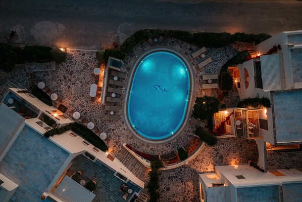 Outdoor pool, pool umbrellas, pool loungers - Proteas Hotel & Suites (Naxos)