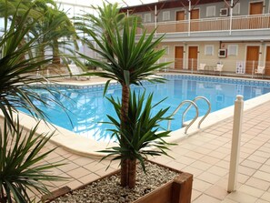 Kolam renang indoor dan kolam renang outdoor, dengan payung kolam renang