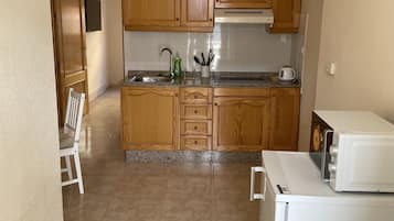 Apartament estàndard | Cuina privada | Bullidora elèctrica i utensilis de cuina, vaixella i coberteria