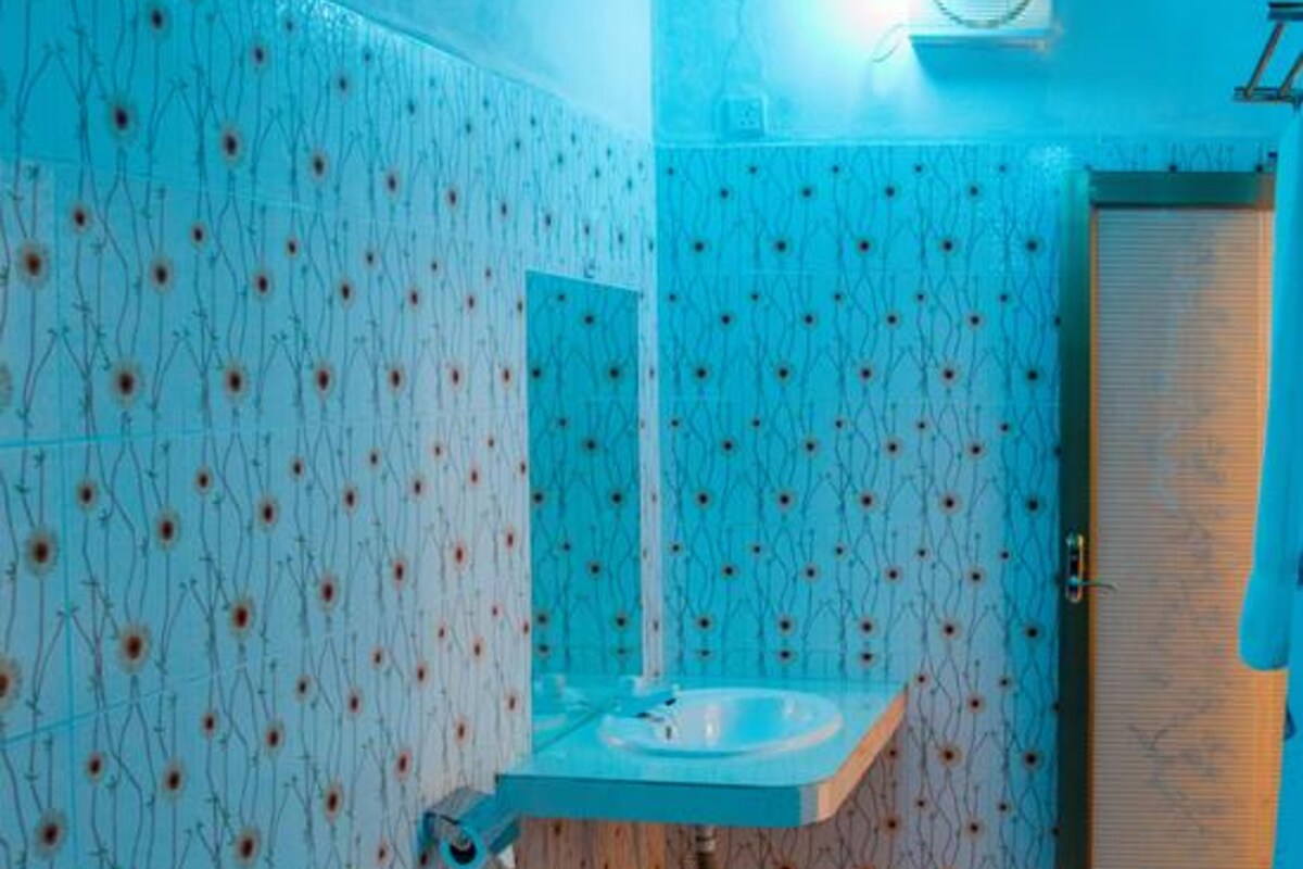Dusche, kostenlose Toilettenartikel, Handtücher