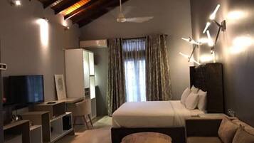 Terrace Suite | Desk, laptop workspace, iron/ironing board, rollaway beds
