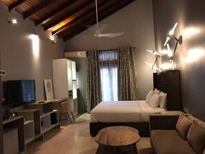 Terrace Suite | Desk, laptop workspace, iron/ironing board, rollaway beds - Villa Raha (Colombo)
