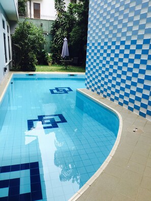 Una piscina al aire libre